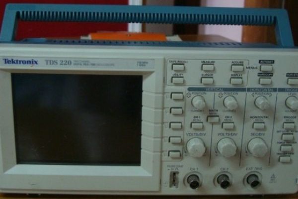 TDS220数字存储示波器
